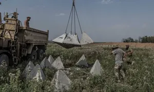 Cuộc đua xây phòng tuyến của Ukraine nhằm kìm chân Nga