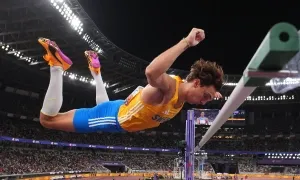 Duplantis lần thứ 14 phá kỷ lục thế giới nhảy sào