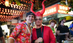 Du khách hoá trang kinh dị dạo phố cổ Hà Nội đêm Halloween Du khách hoá trang kinh dị dạo phố cổ Hà Nội đêm Halloween